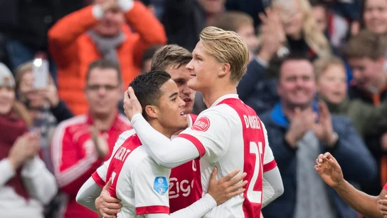 Kluivert celebra un gol con Dolberg Kluivert celebra un gol con Dolberg