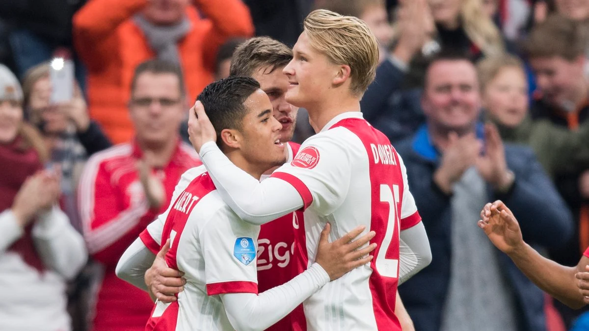 Kluivert celebra un gol con Dolberg