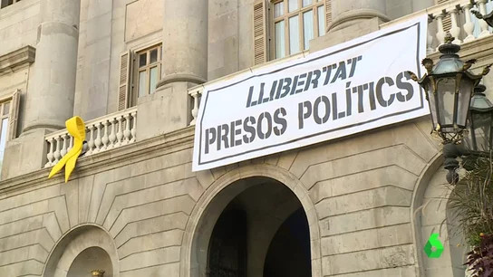 La junta electoral ordena retirar la pancarta que pide la 'libertad de los presos políticos' en el Ayuntamiento de Barcelona La junta electoral ordena retirar la pancarta que pide la 'libertad de los presos políticos' en el Ayuntamiento de Barcelona