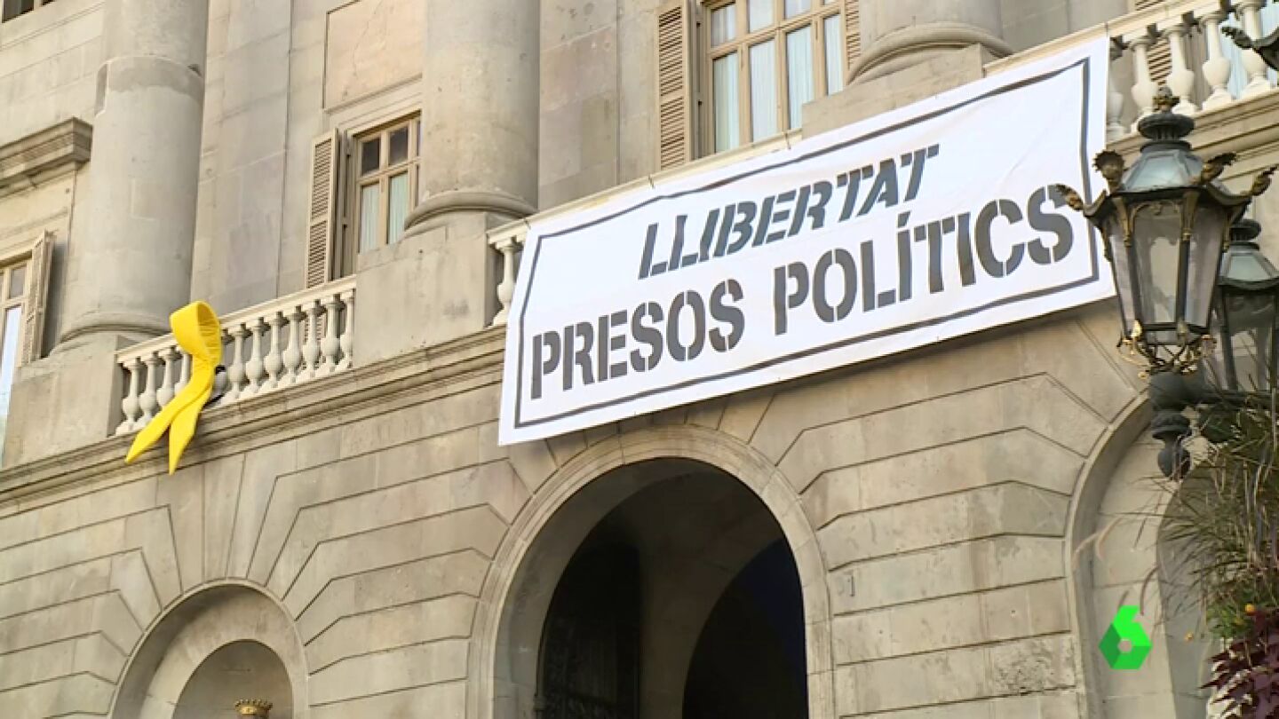 La junta electoral ordena retirar la pancarta que pide la 'libertad de los presos pol&iacute;ticos' en el Ayuntamiento de Barcelona