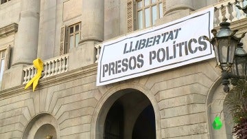 La junta electoral ordena retirar la pancarta que pide la 'libertad de los presos políticos' en el Ayuntamiento de Barcelona