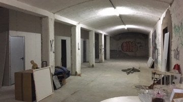 Interior del sótano que fue desalojado por los agentes