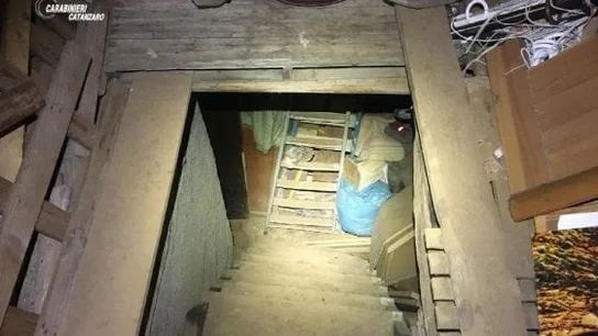 Acceso a la cabaña donde estaba encerrada la joven Acceso a la cabaña donde estaba encerrada la joven