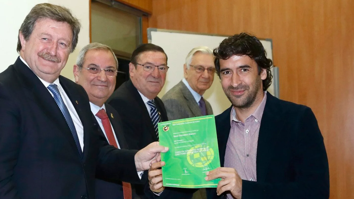 Raúl recibe el título de director deportivo de la RFEF. Raúl recibe el título de director deportivo de la RFEF.