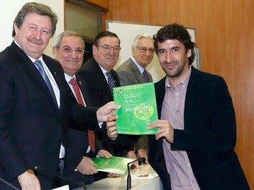 Raúl recibe el título de director deportivo de la RFEF. Raúl recibe el título de director deportivo de la RFEF.
