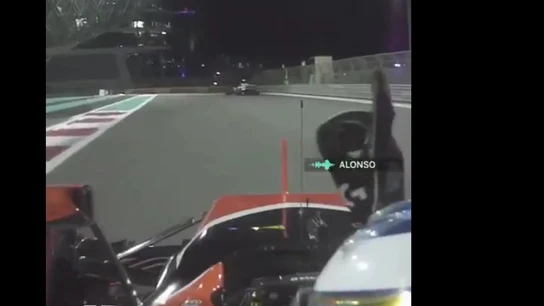 Fernando Alonso hace unos 'donuts' al acabar la carrera en Abu Dabi Fernando Alonso hace unos 'donuts' al acabar la carrera en Abu Dabi