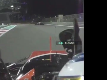 Fernando Alonso hace unos 'donuts' al acabar la carrera en Abu Dabi Fernando Alonso hace unos 'donuts' al acabar la carrera en Abu Dabi