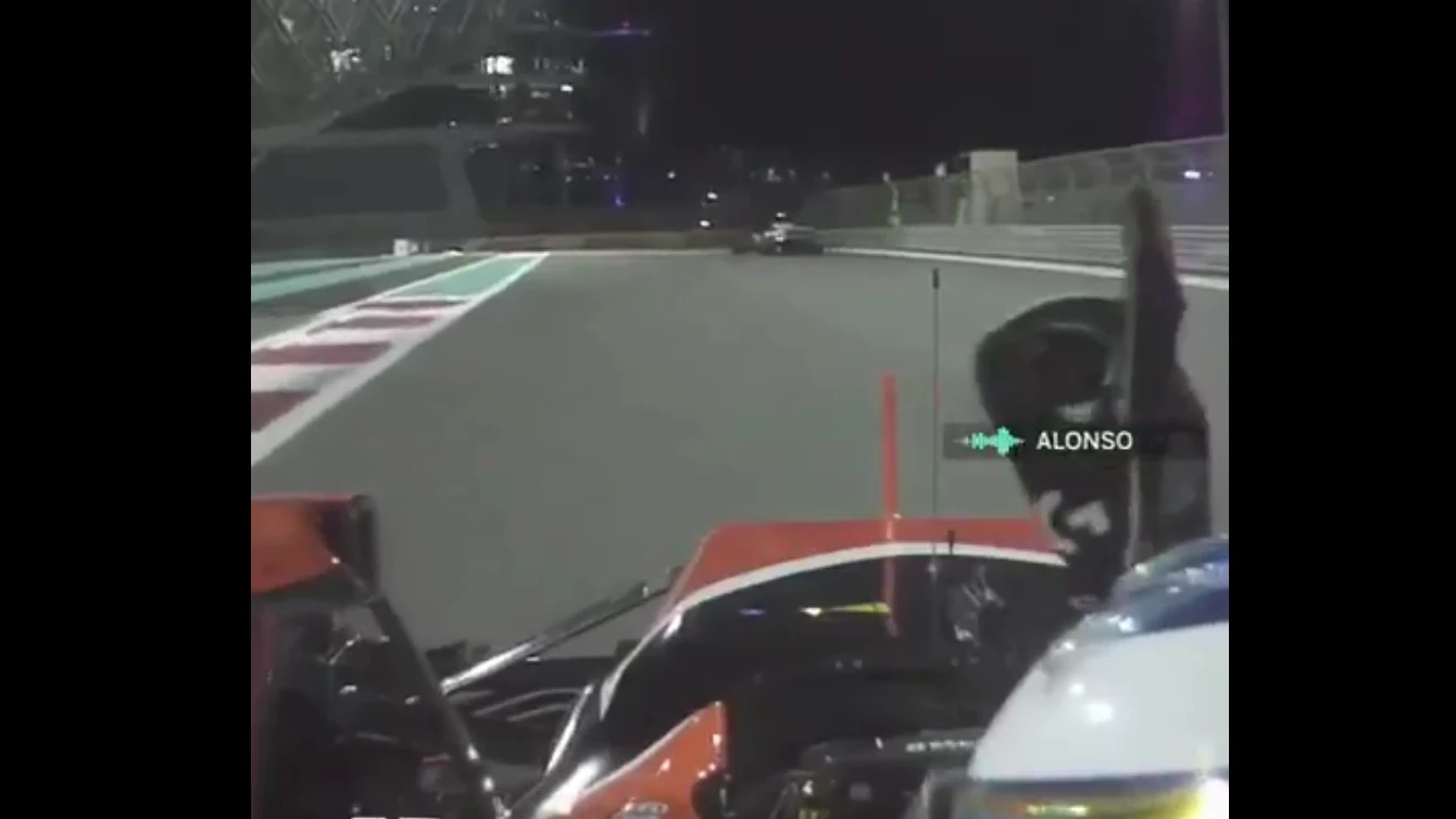 Fernando Alonso hace unos 'donuts' al acabar la carrera en Abu Dabi