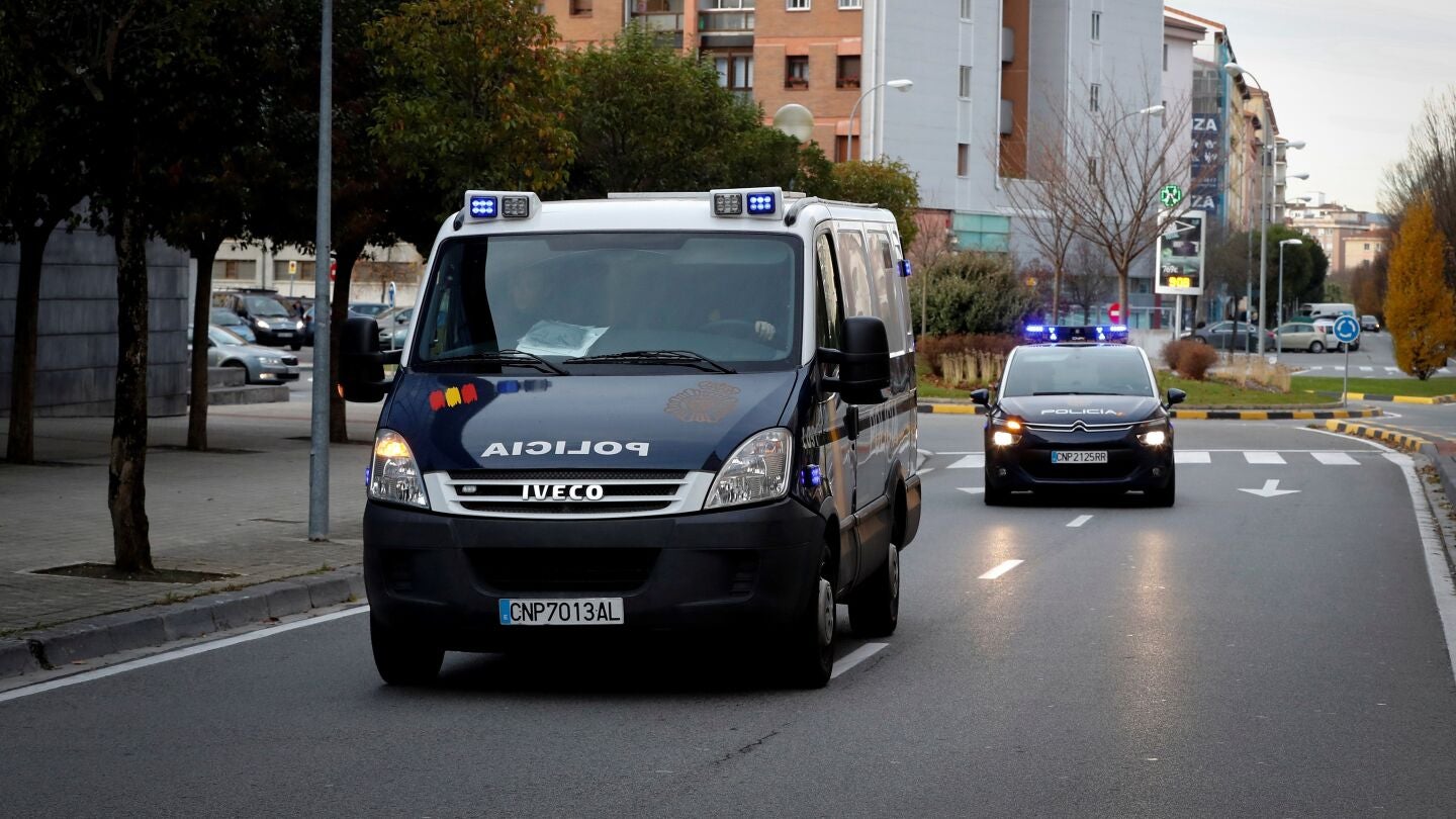 El coche y el furg&oacute;n de la Polic&iacute;a que conduce a los miembros de La Manada acusados de violar a una joven 