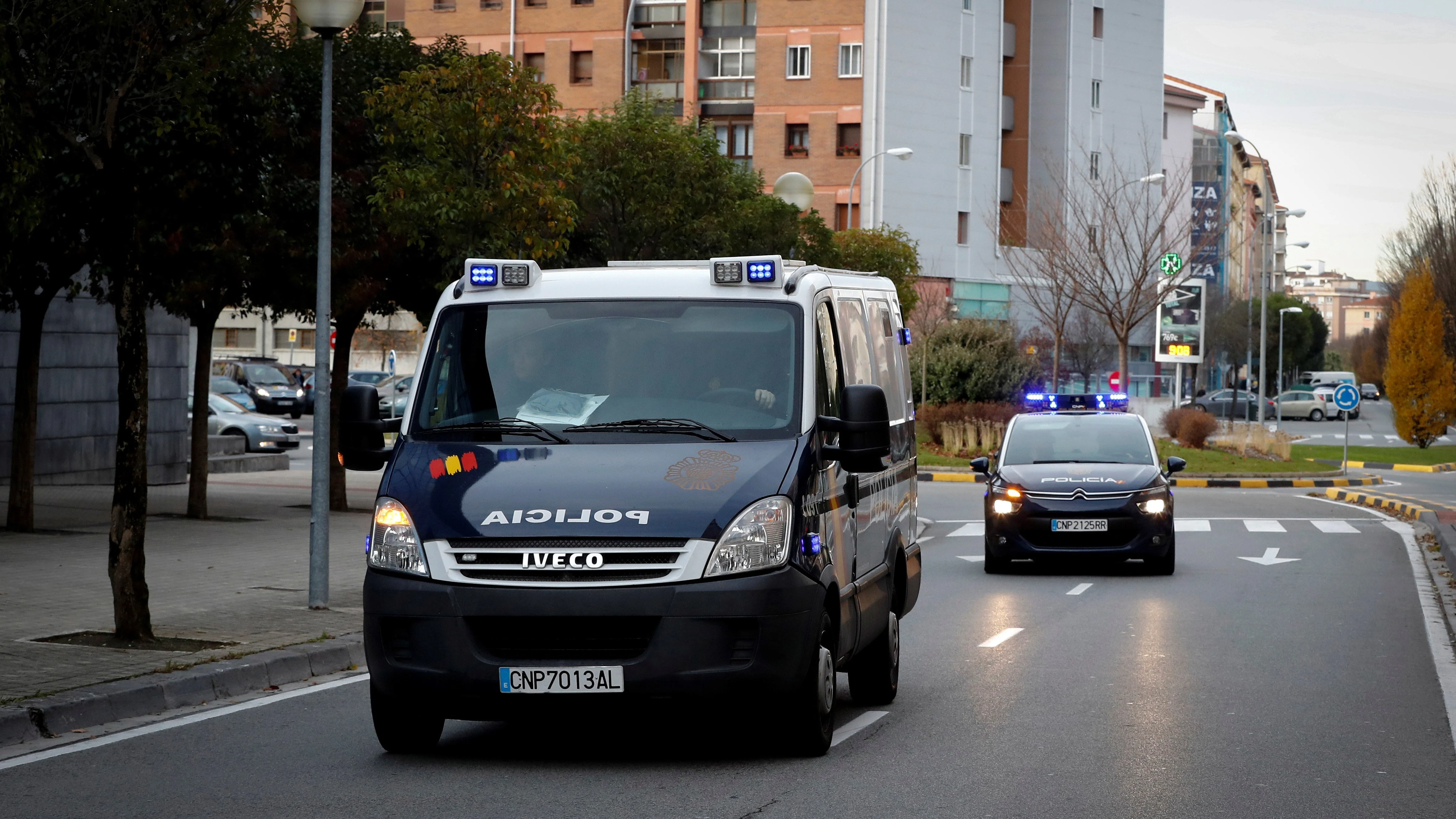 El coche y el furgón de la Policía que conduce a los miembros de La Manada acusados de violar a una joven 