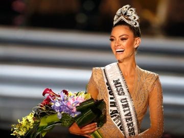 Demi-Leigh Nel-Peters, candidata de Sudáfrica, fue registrada este domingo al ser coronada como la nueva Miss Universo Demi-Leigh Nel-Peters, candidata de Sudáfrica, fue registrada este domingo al ser coronada como la nueva Miss Universo
