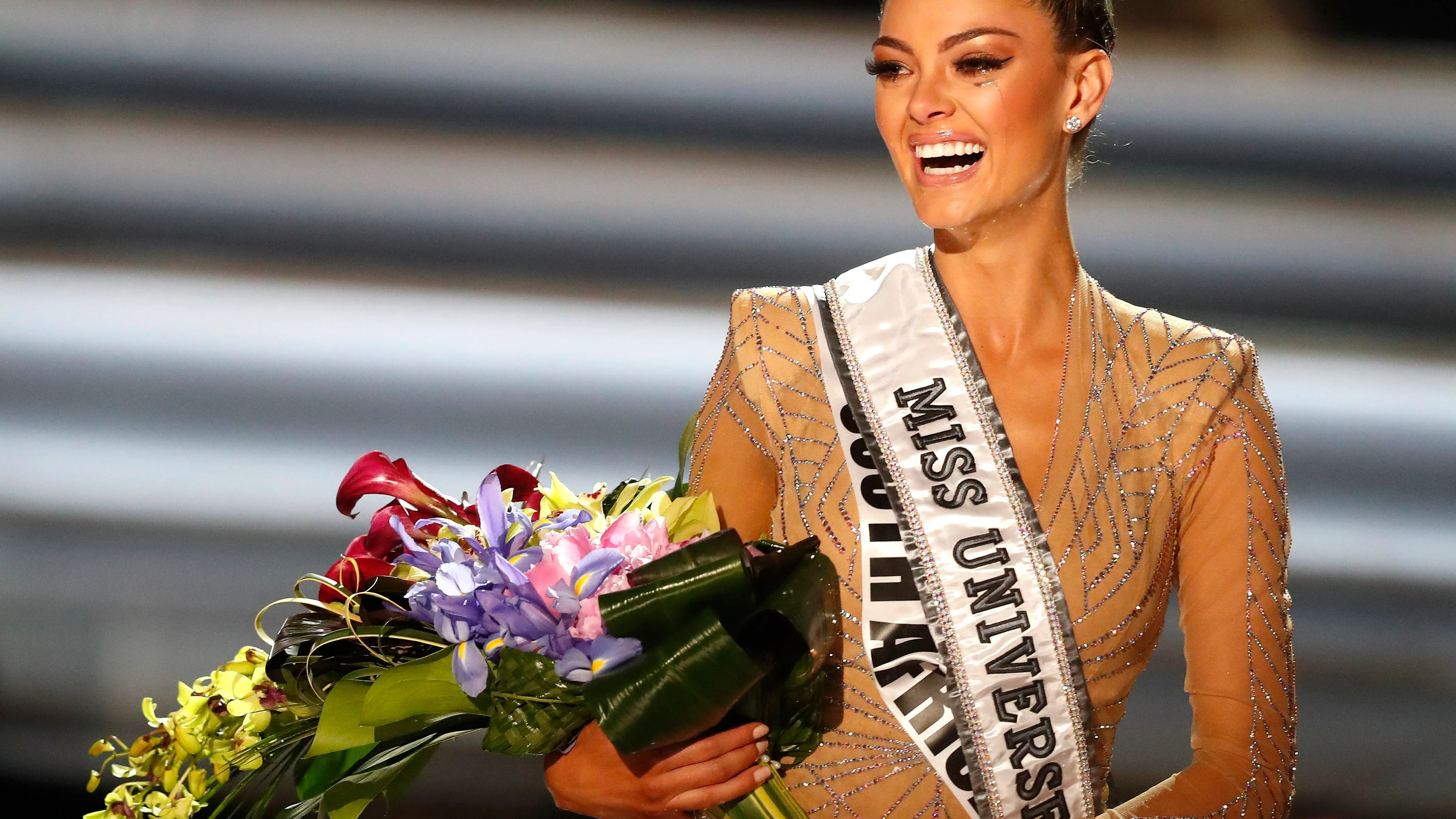 Demi-Leigh Nel-Peters, candidata de Sudáfrica, fue registrada este domingo al ser coronada como la nueva Miss Universo