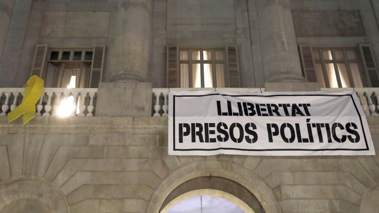 Vista del balc&oacute;n del Ayuntamiento de Barcelona, situado frente a la fachada principal del Palau de La Generalitat