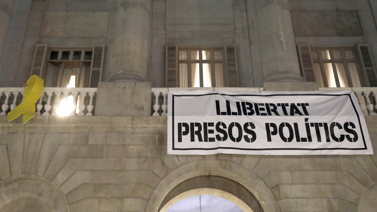 Vista del balcón del Ayuntamiento de Barcelona, situado frente a la fachada principal del Palau de La Generalitat Vista del balcón del Ayuntamiento de Barcelona, situado frente a la fachada principal del Palau de La Generalitat