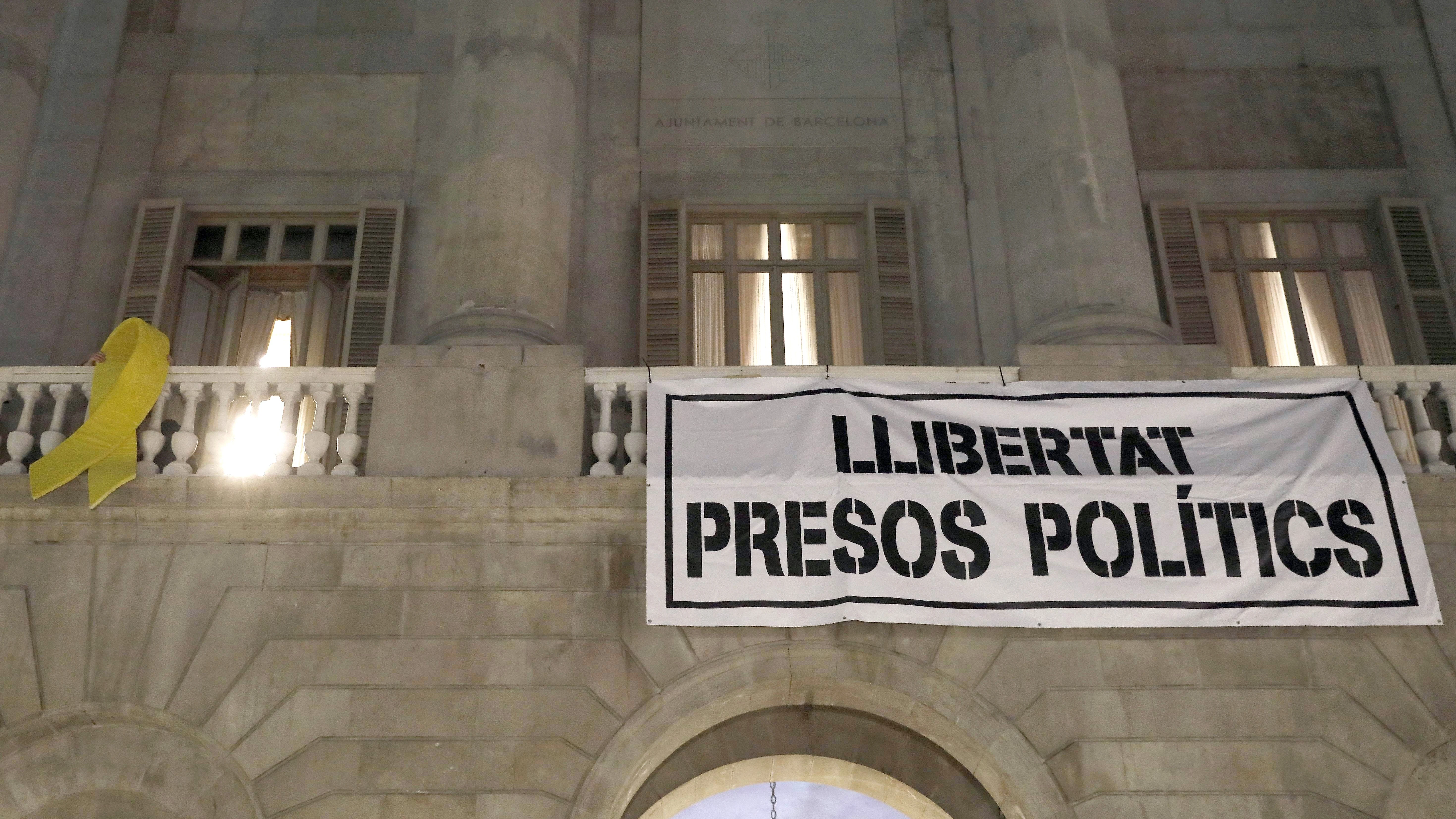 Vista del balcón del Ayuntamiento de Barcelona, situado frente a la fachada principal del Palau de La Generalitat Vista del balcón del Ayuntamiento de Barcelona, situado frente a la fachada principal del Palau de La Generalitat