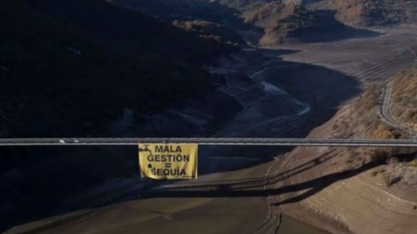 Pancarta gigante en un embalse de Le&oacute;n colocado por Greenpeace.
