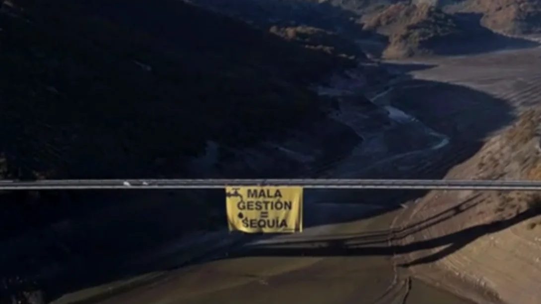 Pancarta gigante en un embalse de León colocado por Greenpeace.