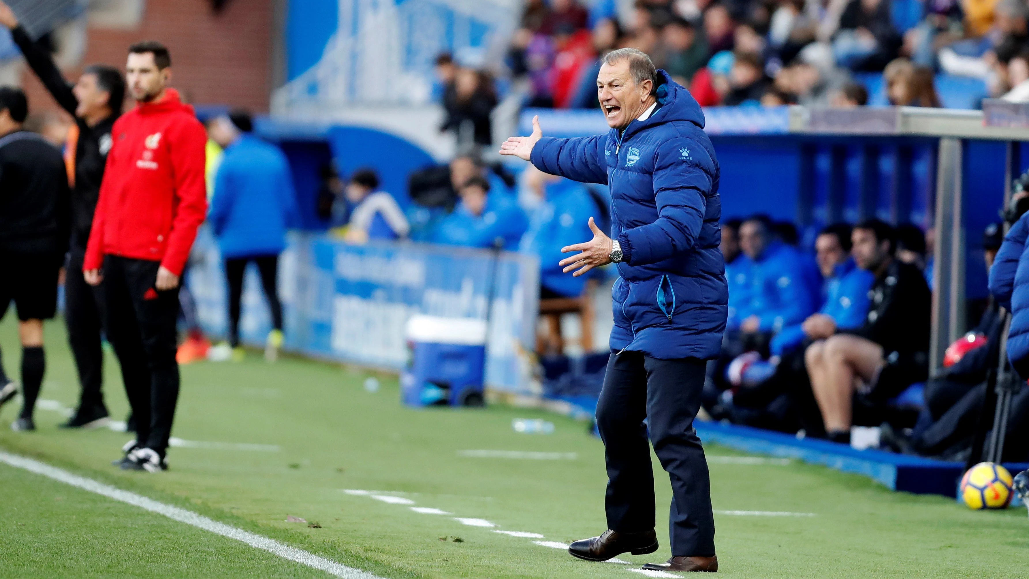  Gianni De Biasi, en un partido del Alavés