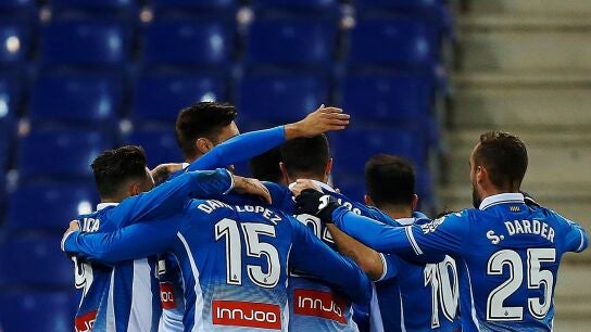 Los jugadores del Espanyol celebran el gol de Gerard Moreno