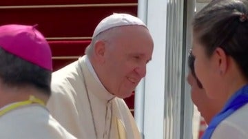 El Papa tras su llegada a Birmania. 