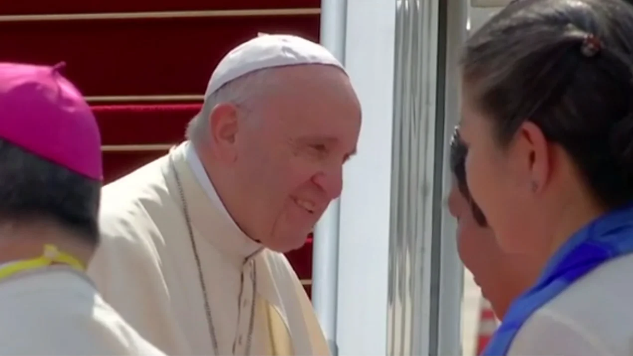 El Papa tras su llegada a Birmania. 