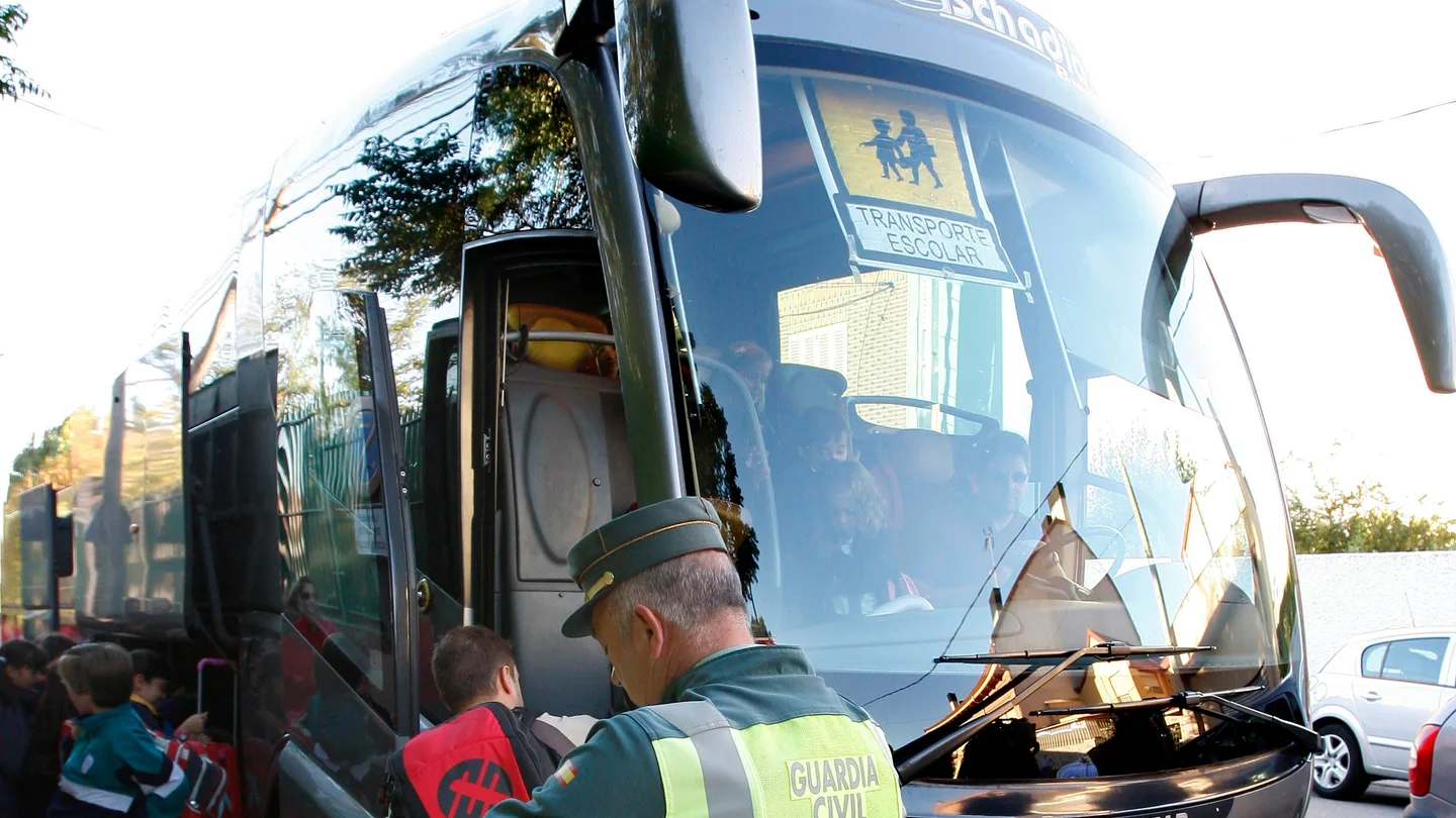 Un autobús escolar en un control de la Guardia Civil Un autobús escolar en un control de la Guardia Civil