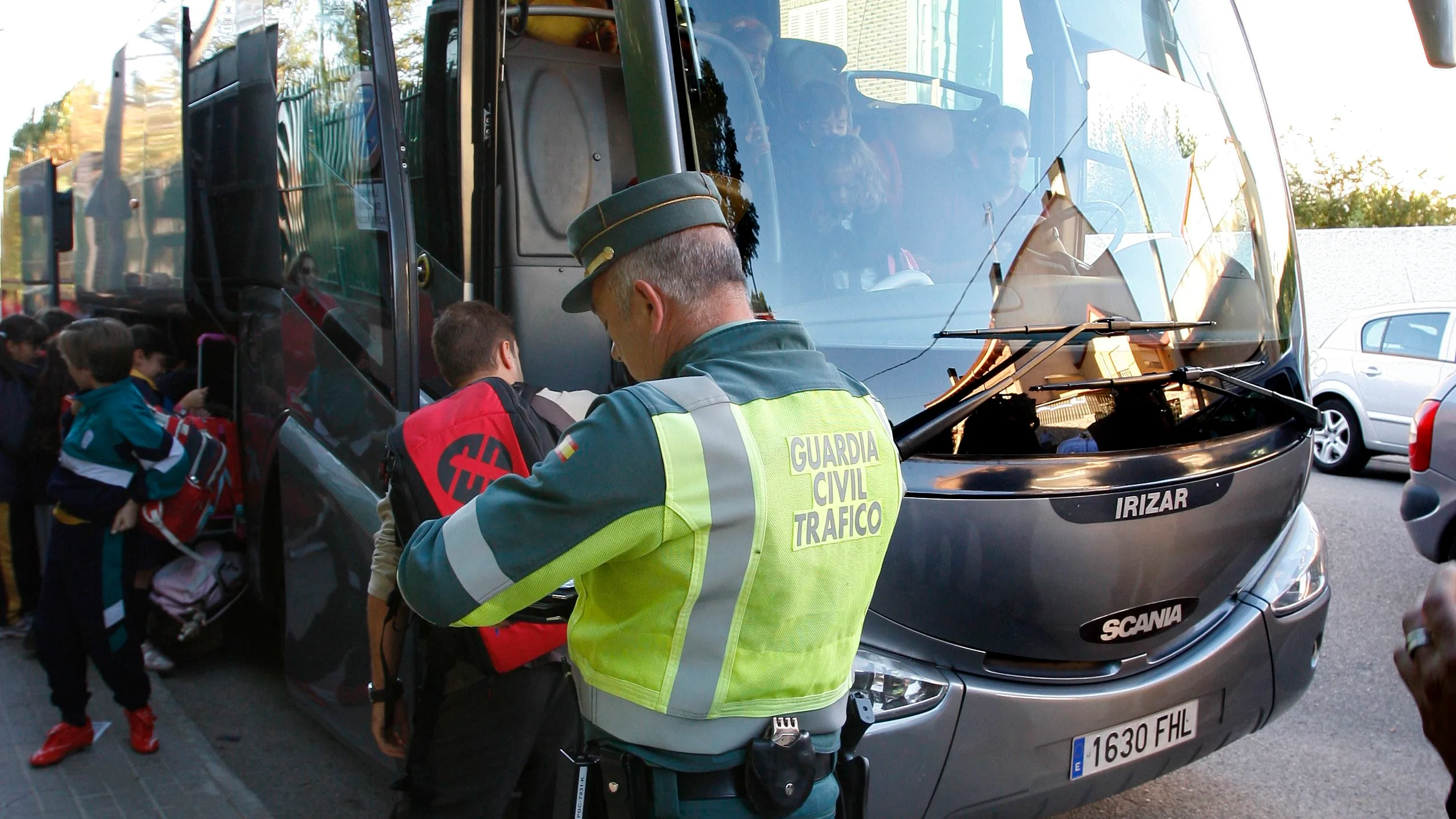 Un autobús escolar en un control de la Guardia Civil