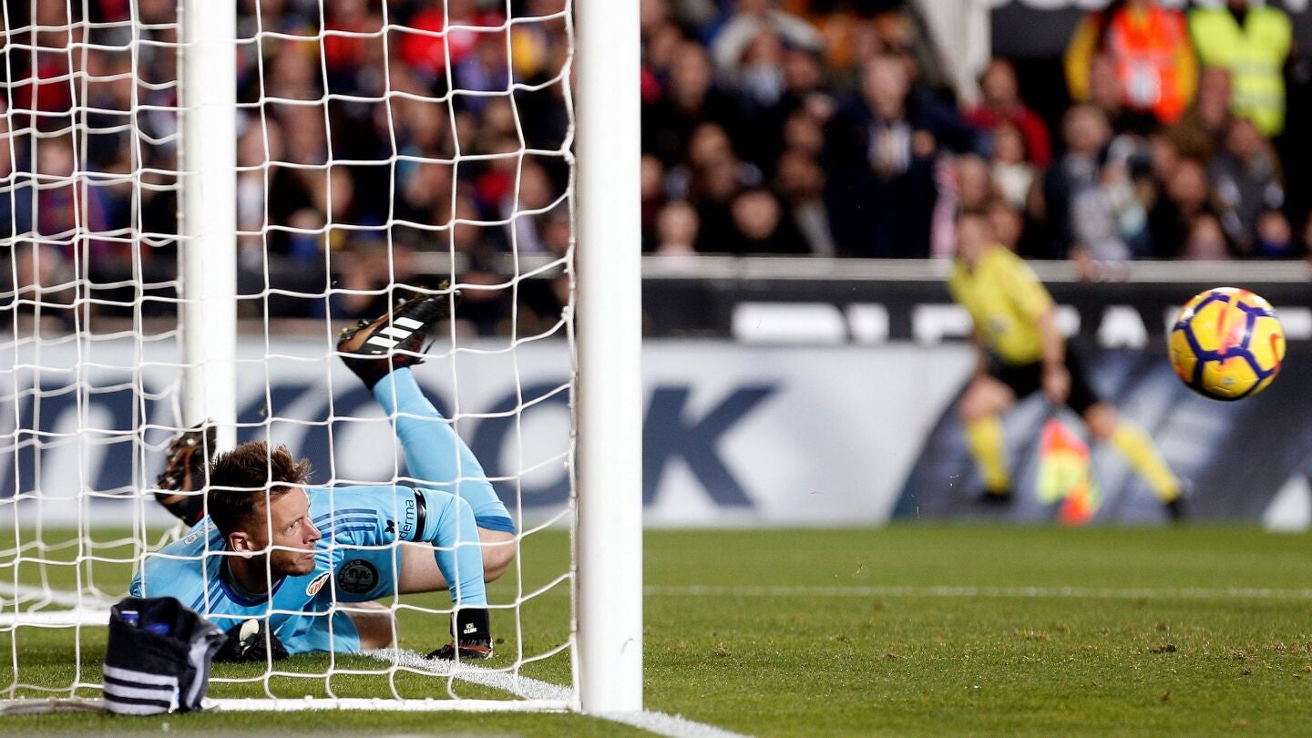 Neto despeja el bal&oacute;n que entr&oacute; y que el &aacute;rbitro no concedi&oacute; en el Valencia-Bar&ccedil;a