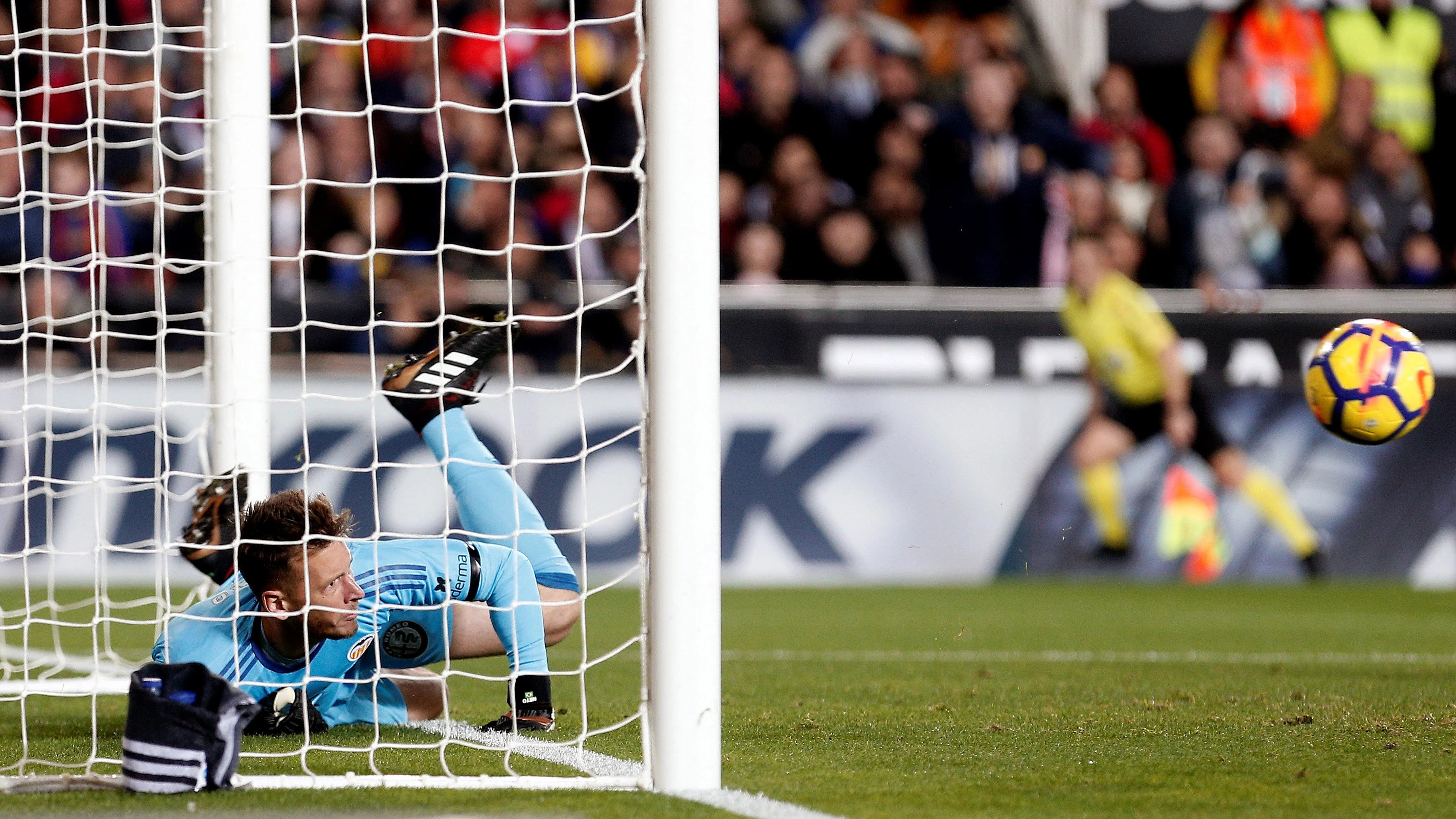 Neto despeja el balón que entró y que el árbitro no concedió en el Valencia-Barça