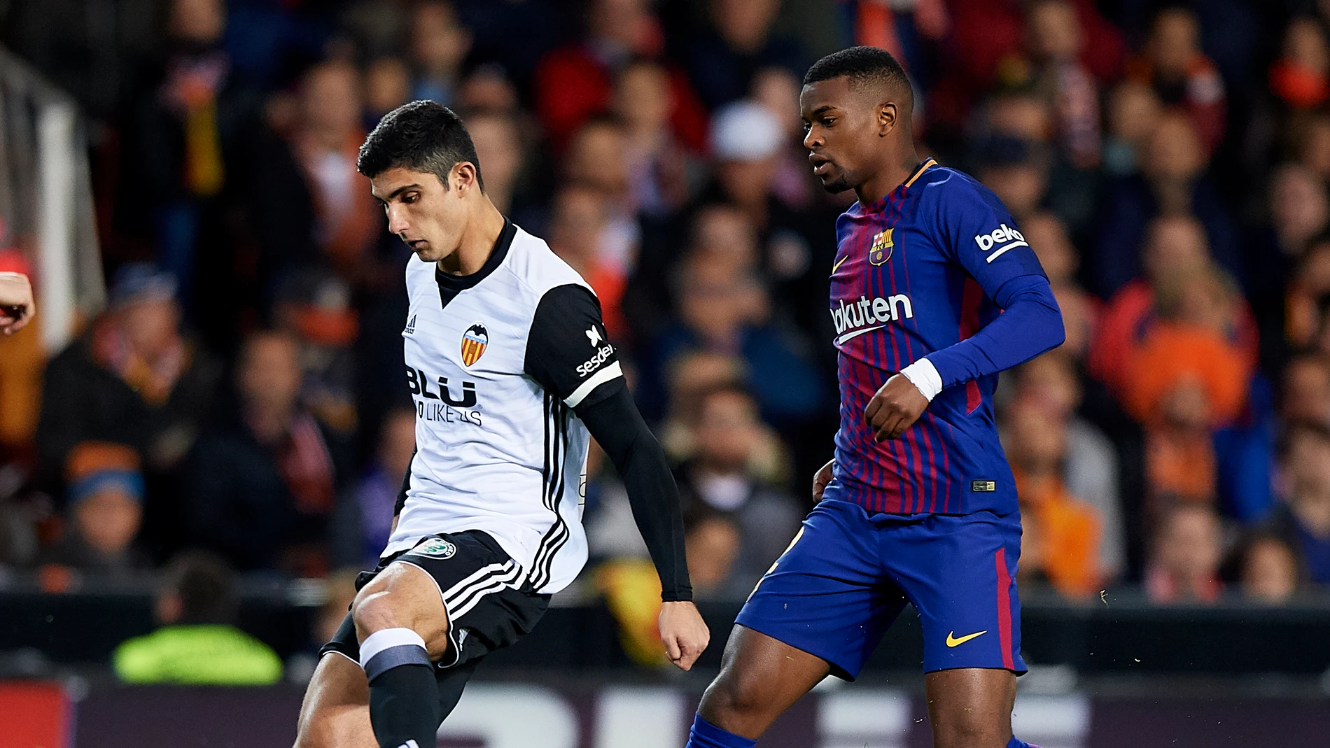 Gonçalo Guedes pasa el balón en el partido ante el Barça