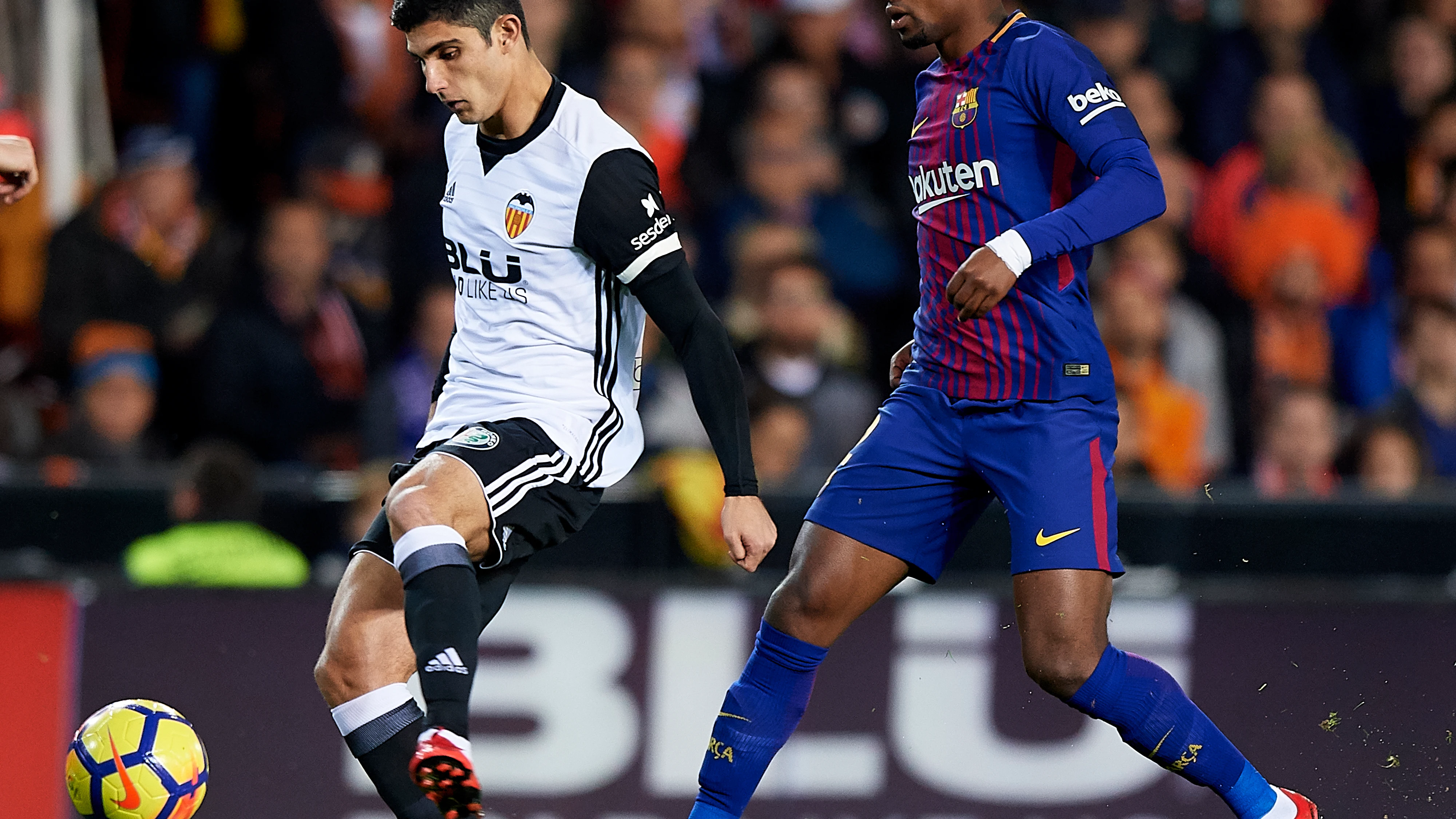 Gonçalo Guedes pasa el balón en el partido ante el Barça