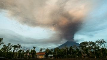 El volcán Agung expulsando lava y ceniza a punto de erupcionar