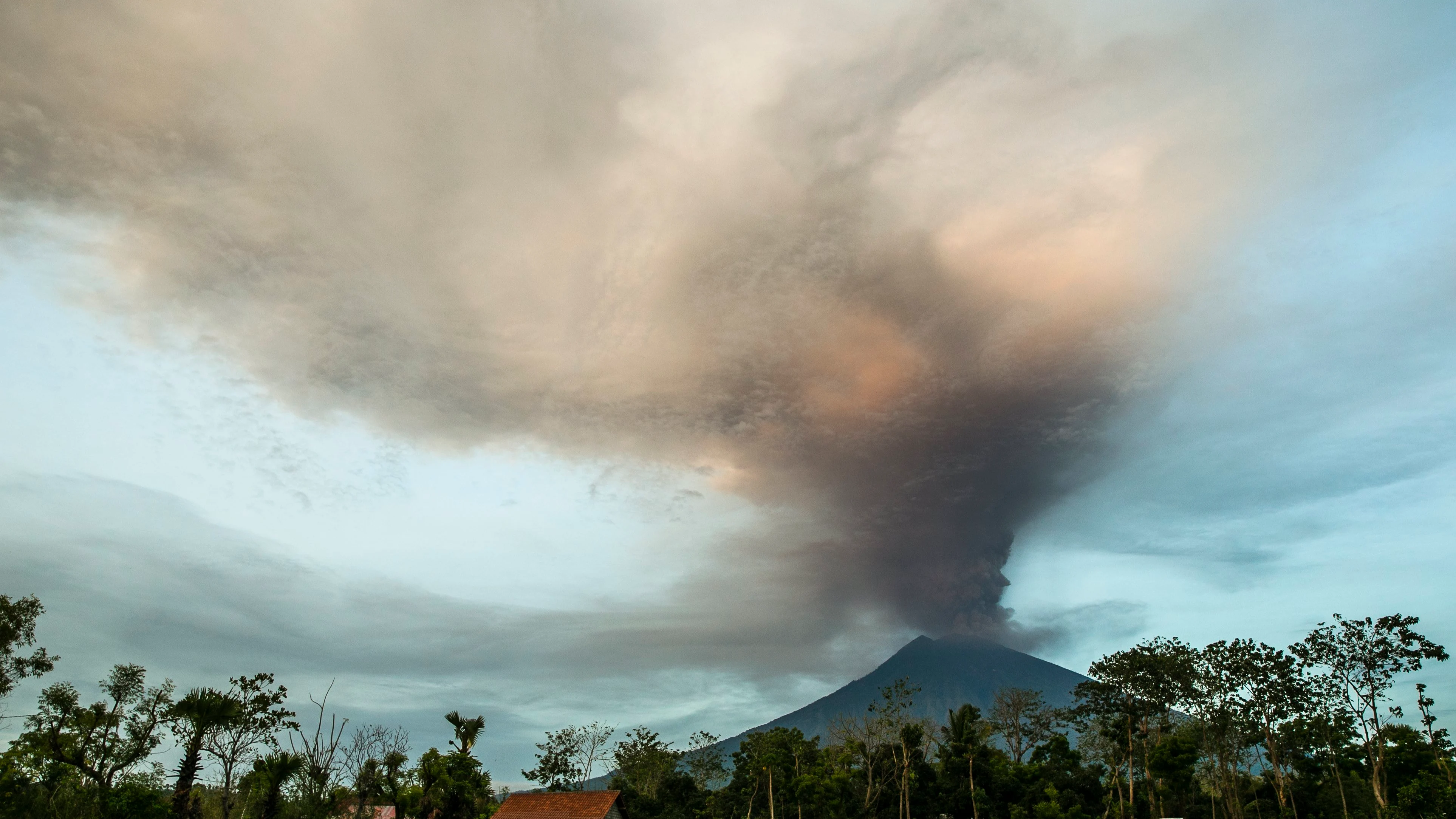 El volcán Agung expulsando lava y ceniza a punto de erupcionar