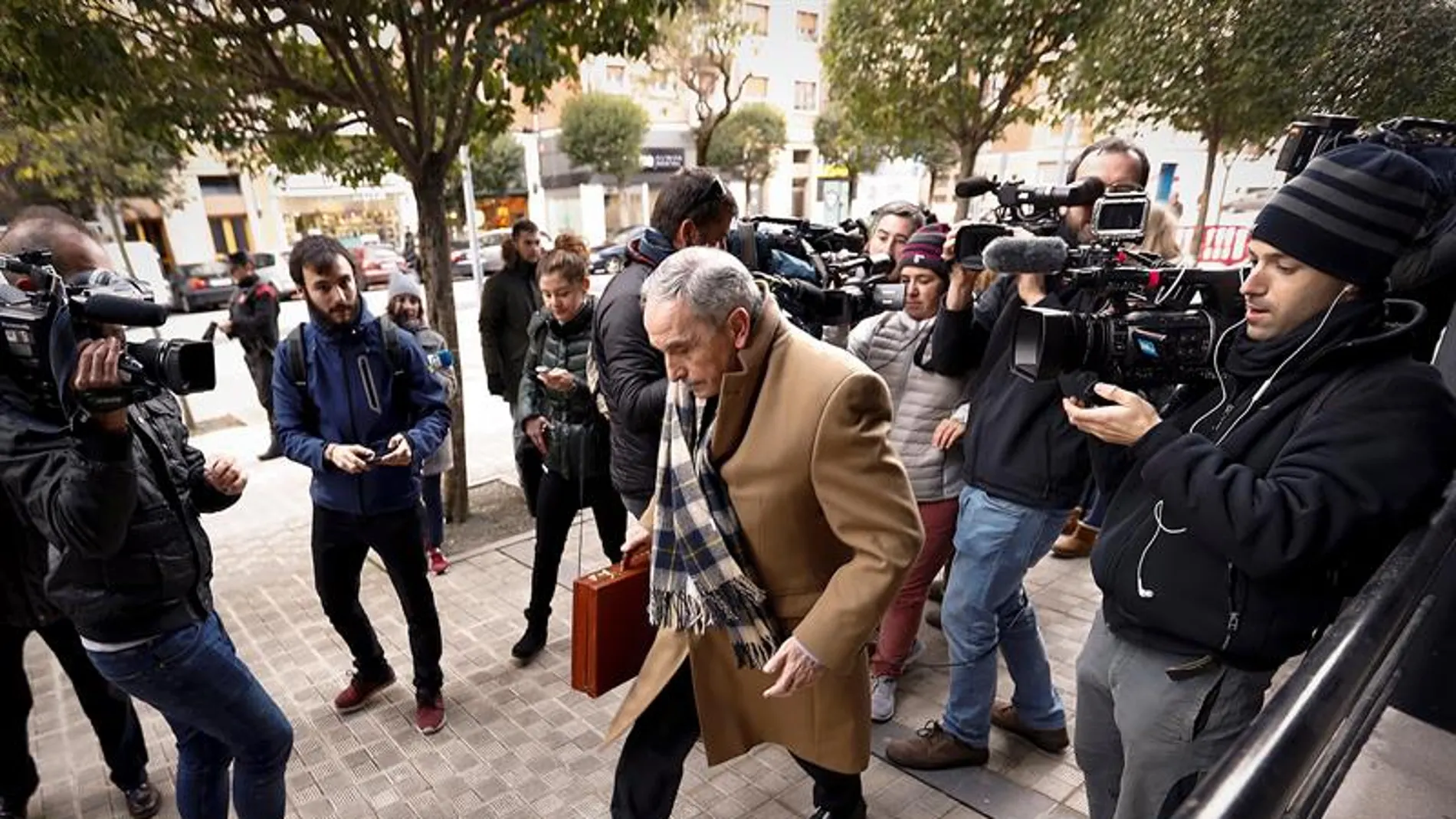 Carlos Bacaioca llegando a los juzgados de Pamplona ante la tenta mirada de los medios