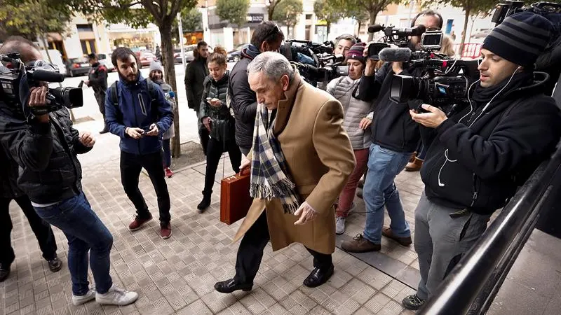 Carlos Bacaioca llegando a los juzgados de Pamplona ante la tenta mirada de los medios