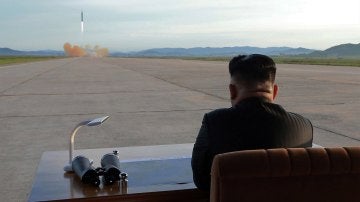 El líder norcoreano Kim Jong Un guía el lanzamiento de un misil balístico