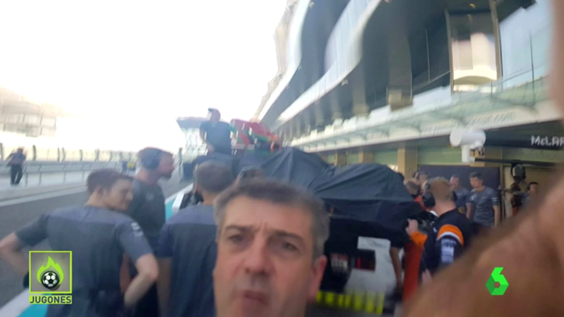 Reacción violenta de un mecánico de McLaren con la prensa tras el accidente de Alonso