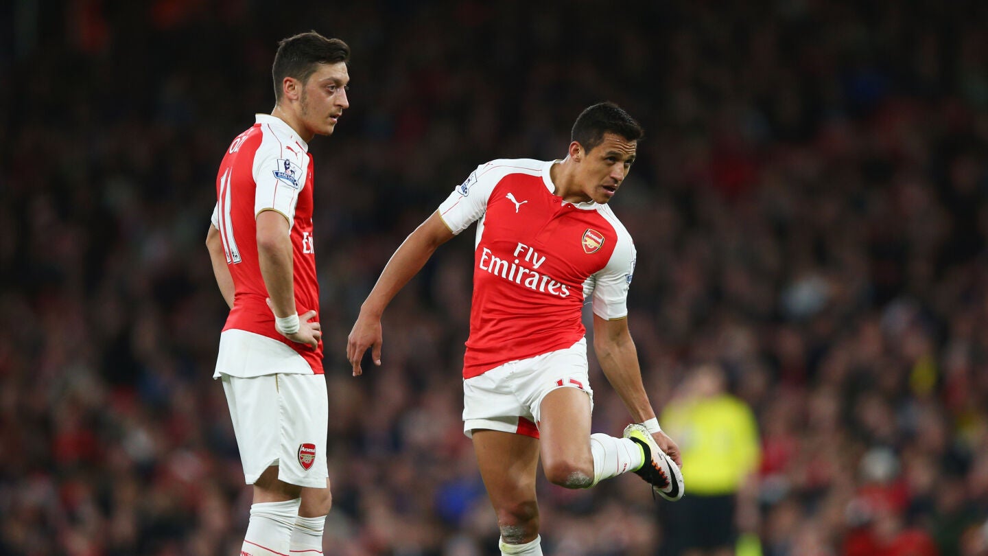 &Ouml;zil y Alexis se preparan para lanzar una falta con el Arsenal
