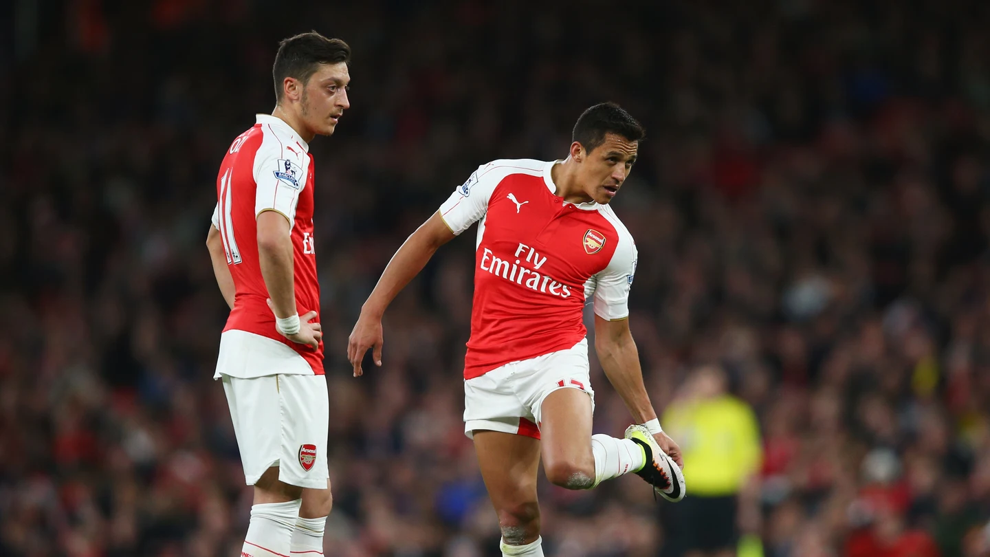 Özil y Alexis se preparan para lanzar una falta con el Arsenal Özil y Alexis se preparan para lanzar una falta con el Arsenal