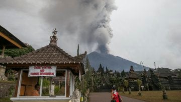 Vista del volcán Mount Agung arrojando cenizas volcánicas calientes