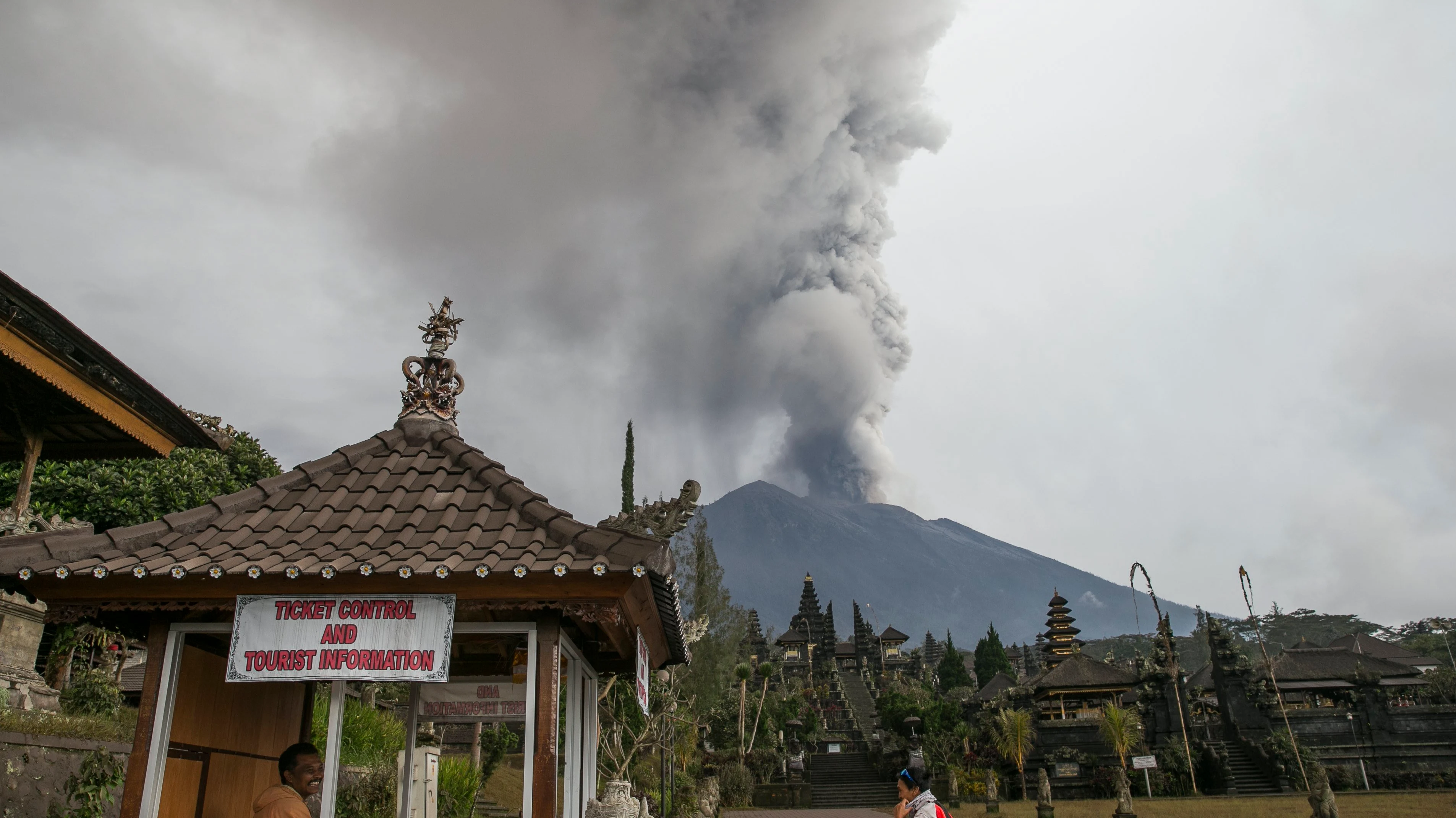 Vista del volcán Mount Agung arrojando cenizas volcánicas calientes