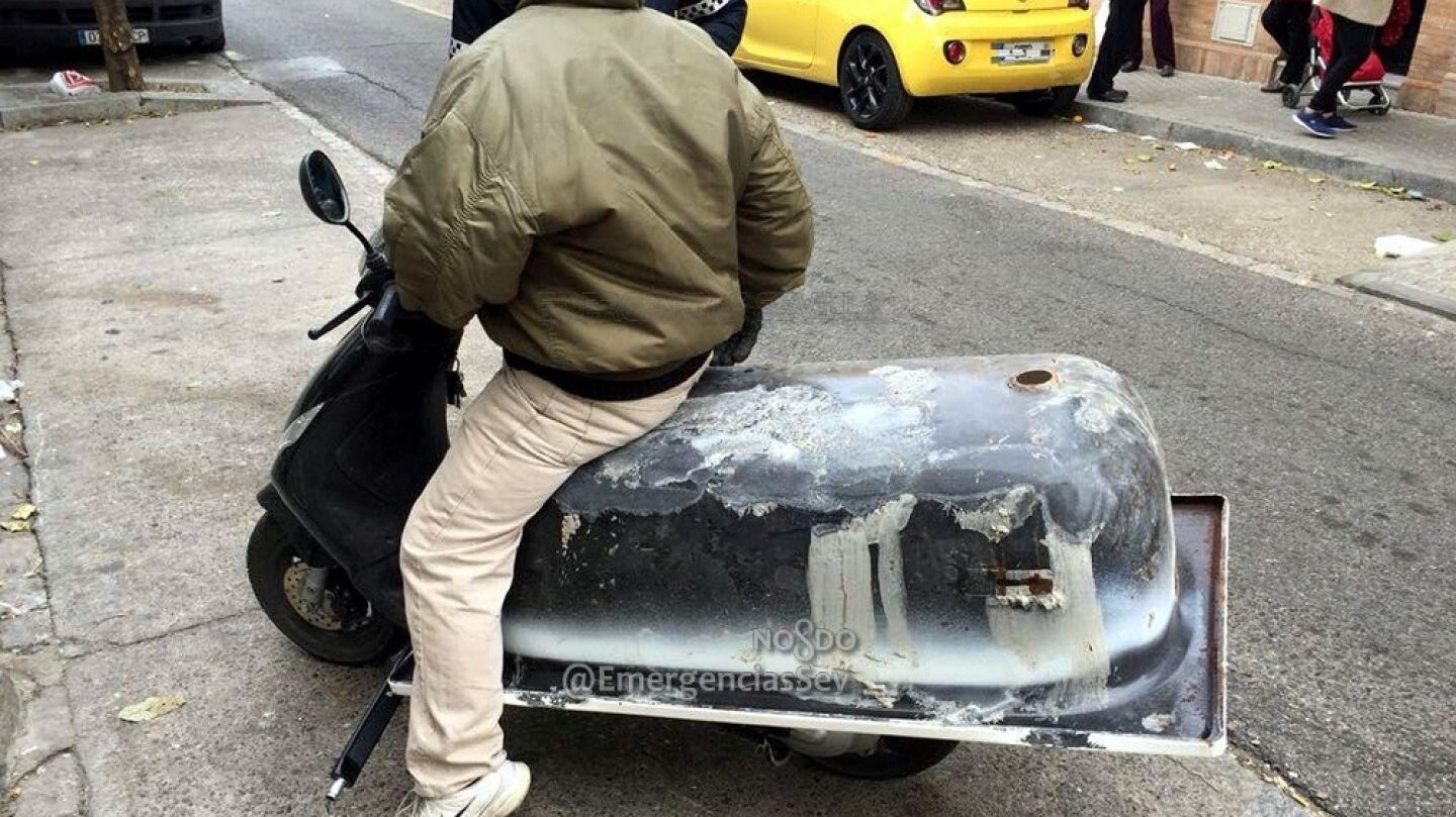 Imagen del veh&iacute;culo transportando la ba&ntilde;era por las calles de Sevilla