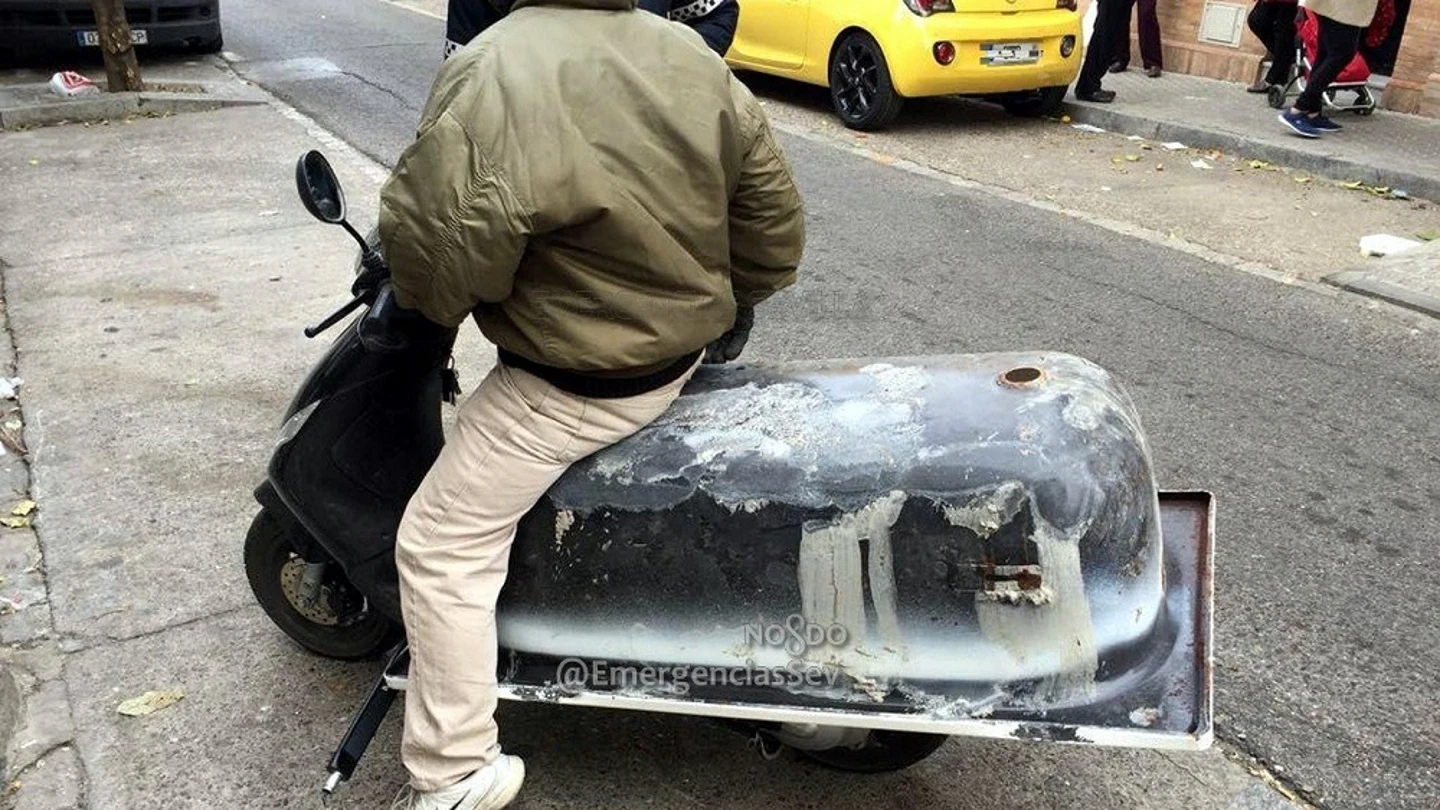 Imagen del vehículo transportando la bañera por las calles de Sevilla Imagen del vehículo transportando la bañera por las calles de Sevilla
