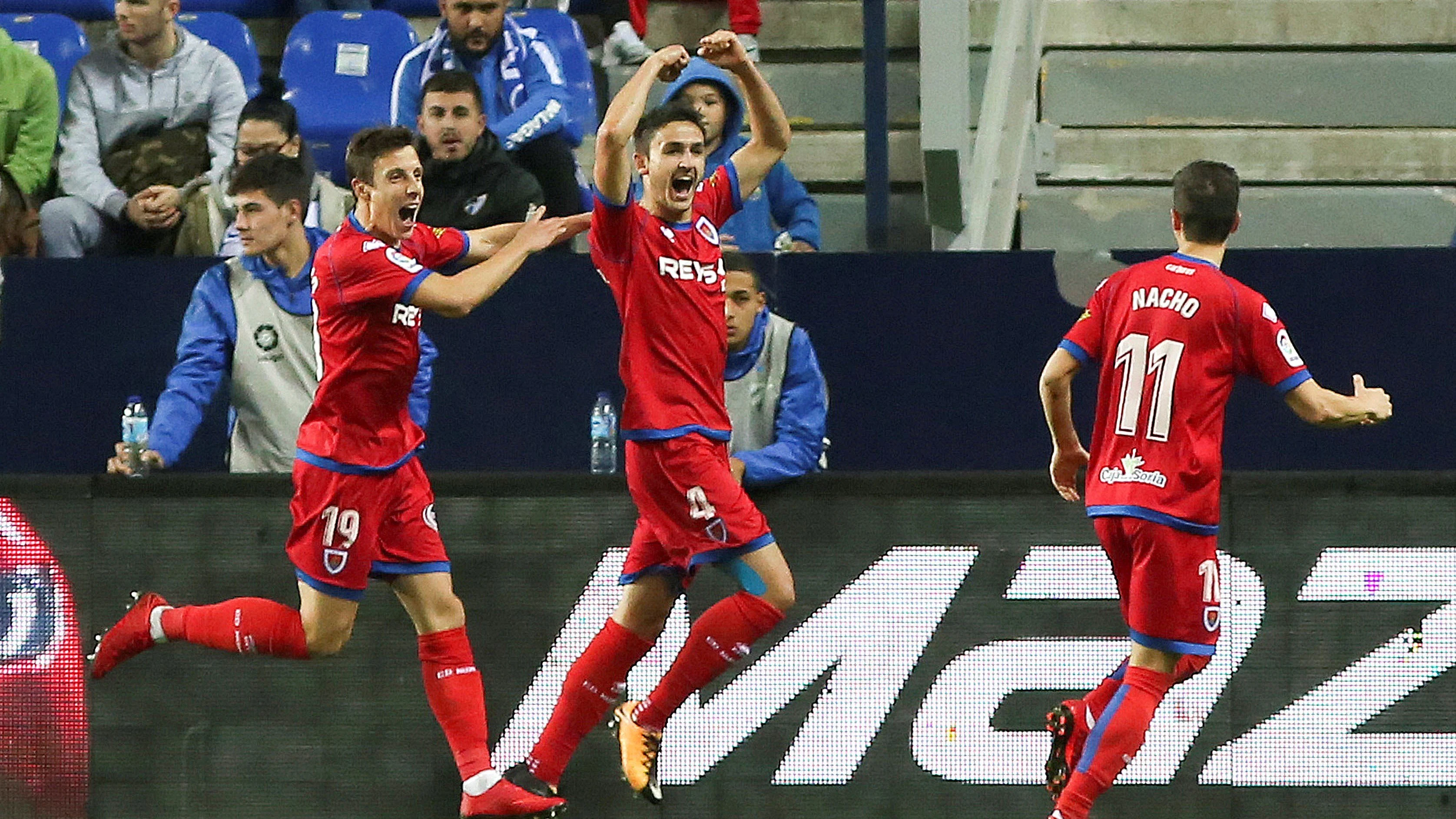 Los jugadores del Numancia celebran el gol que les dio el pase en La Rosaleda