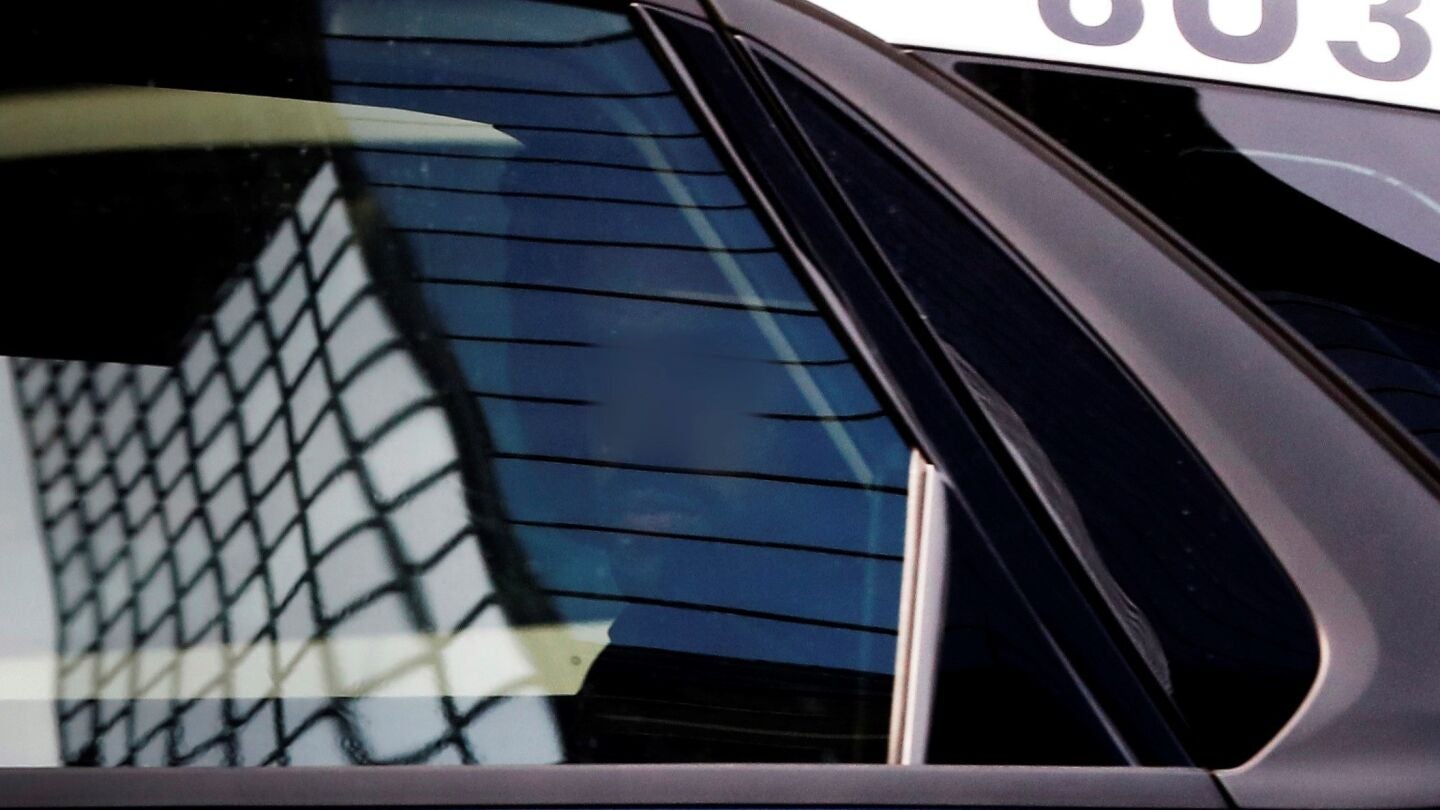 El coche de la Polic&iacute;a que conduce a dos de los cinco acusados de 'La Manada'