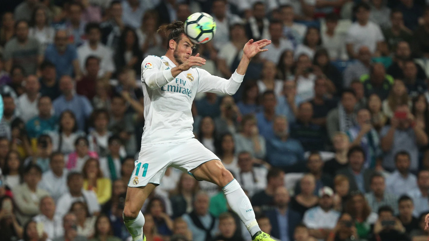 Gareth Bale recibe el balón de cabeza en un partido con el Madrid Gareth Bale recibe el balón de cabeza en un partido con el Madrid