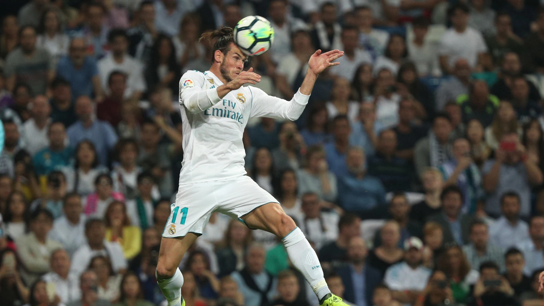 Gareth Bale recibe el balón de cabeza en un partido con el Madrid