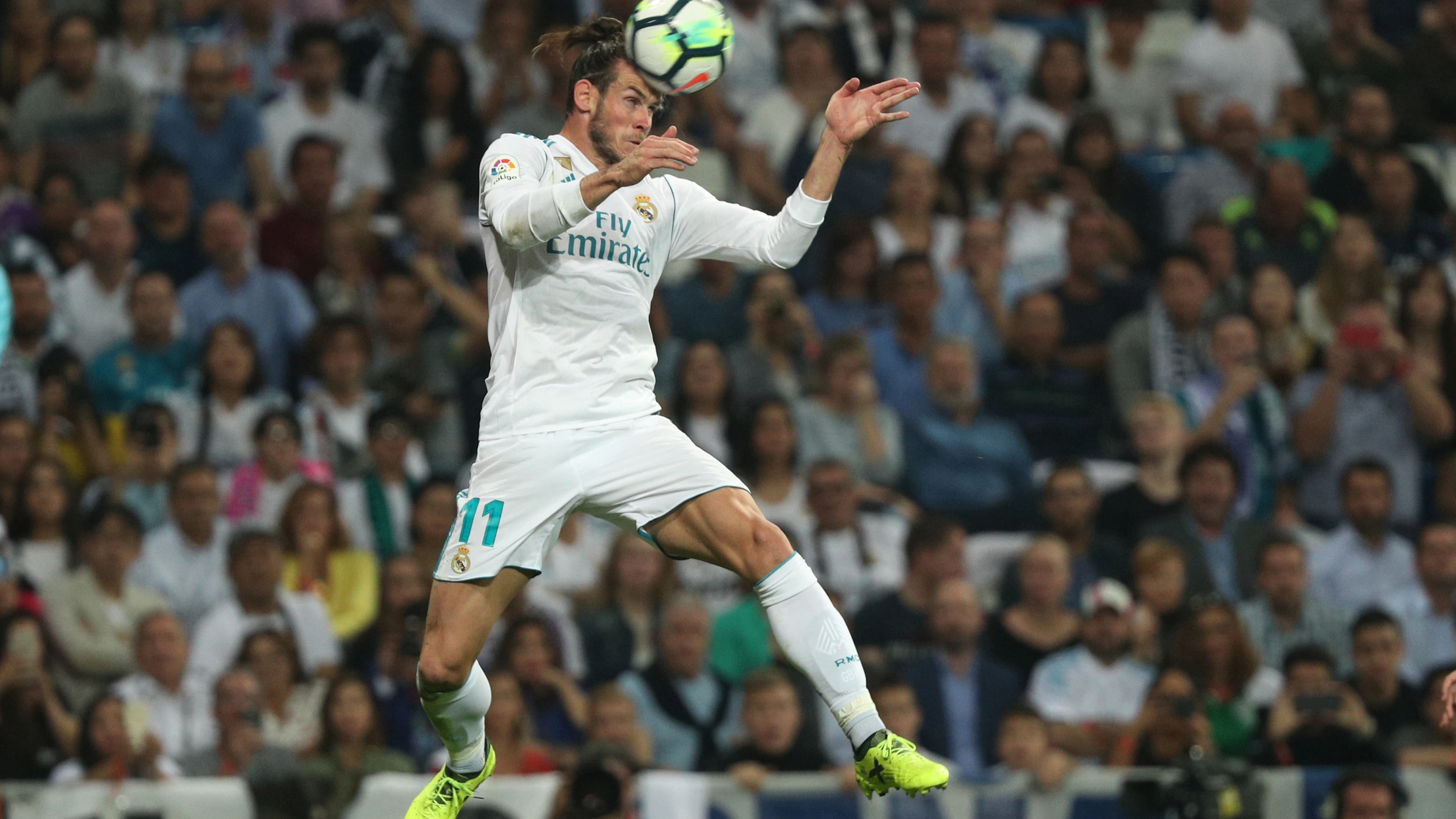 Gareth Bale recibe el balón de cabeza en un partido con el Madrid