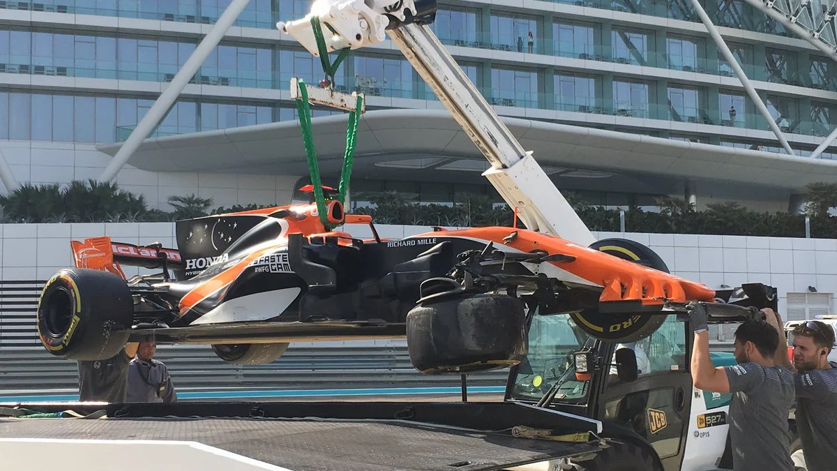 El coche de Alonso tras el accidente en Abu Dabi El coche de Alonso tras el accidente en Abu Dabi