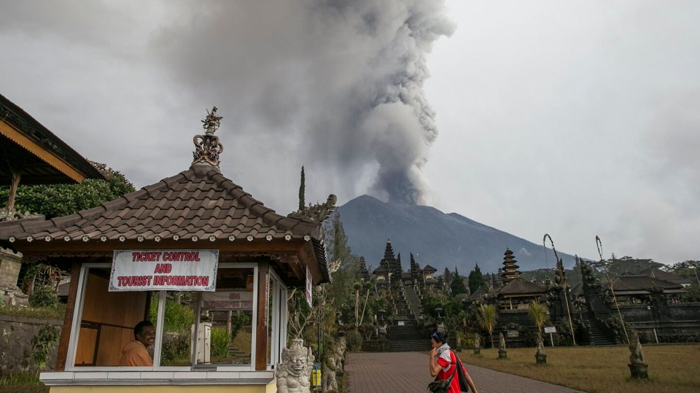 Vista del volc&aacute;n Agung arrojando ceniza desde el templo de Besakih en Karangasem, Bali